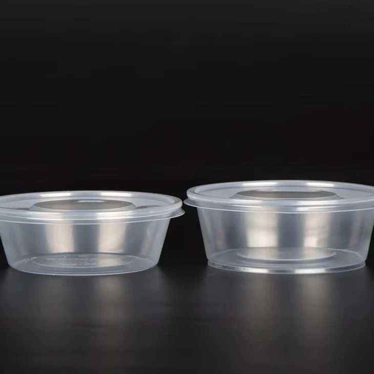 Skutelli tondi tal-plastik bl-għotjien